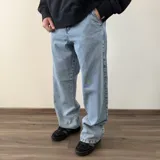 Pantalón de jean con corte baggy, de tiro medio y pierna ancha, en color azul claro con efecto lavado.