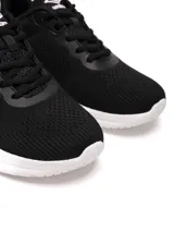 Championes deportivos Umbro modelo Rocky, color negro con suela blanca y logo de la marca en tono claro en el lateral. Confeccionados en tejido de malla transpirable con refuerzos sintéticos.