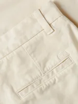 Pantalón chino color crema de corte slim.