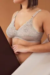 Soutien reductor sin aro color beige, confeccionado en puntilla elastizada y lycra, con breteles regulables.