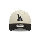 Gorra New Era 9Forty color crema con visera negra, logo de los Dodgers bordado en negro en el frente y logo de New Era bordado en negro en el lateral.
