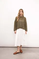 Pollera midi color blanco, confeccionada en lino. Tiene cintura ajustable con botón y un bolsillo cargo en el lateral.