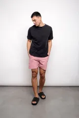 Short de baño celeste liso, con cordón ajustable, bolsillos laterales y suspensor interior de malla.