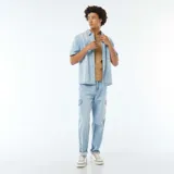 Camiseta de manga corta color beige con cuello redondo.