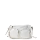 Cartera tipo bandolera de color blanco con textura efecto cocodrilo. Presenta dos bolsillos frontales con cierre, un compartimento principal con cierre y una cadena metálica plateada como correa.