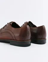 Zapato de vestir Freeway modelo Murphy, color marrón, con cordones y suela de goma oscura.