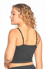 Bralette negro de encaje con jacquard, breteles finos y escote en V con borde de encaje.