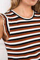 Musculosa de punto acanalado con diseño de rayas horizontales en tonos marrón, negro y blanco. Presenta cuello redondo y detalle de volados sutiles en las sisas.