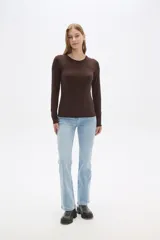 Remera azul marino de lyocell, de manga larga, corte ajustado y cuello redondo.