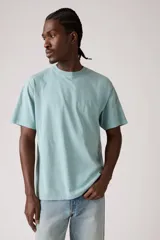 Remera celeste de corte recto con cuello redondo y logo de la marca bordado en el pecho.