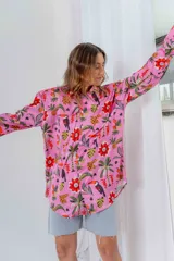 Camisa de seda premium color rosa con estampado de flores, tucanes, hojas de palmera y ananás.