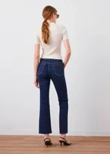 Jeans Sienna de tiro medio y diseño flare, confeccionados en tejido elástico de algodón con diseño crop, trabillas, cinco bolsillos y cierre delantero de cremallera y botón.