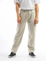 Pantalón de jogging de felpa color gris melange, con cintura elástica y cordones ajustables. Presenta corte recto, dos bolsillos laterales y un bolsillo trasero.