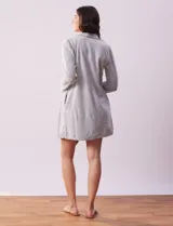 Bata gris de tejido suave con bolsillos laterales.