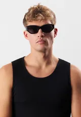 Lentes de sol con montura azul traslúcido y lentes grises.