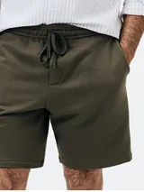 Bermuda deportiva gris con cintura elastizada y cordón de ajuste.