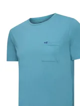 Remera de algodón reciclado y poliéster color celeste, de manga corta, con cuello redondo y bolsillo aplicado en el pecho que incluye un sutil bordado de pato.