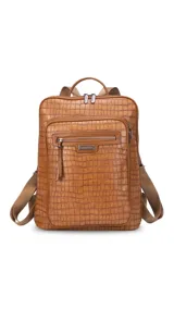 Mochila de diseño rectangular con textura símil cuero efecto cocodrilo en color tostado. Cuenta con un bolsillo frontal con cierre, compartimento principal con doble cierre, correas ajustables y manija superior. Incluye detalles metálicos y placa con logo de la marca.