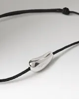 Pulsera PDPAOLA modelo Rodeo Silver con cordón negro ajustable y dije central de plata con forma orgánica y acabado brillante.