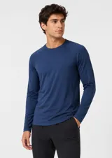 Remera deportiva de manga larga con protección UV, color azul, de corte recto con mangas tipo raglán.