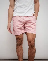 Short de baño rosado con estampado de hojas y flores en el mismo tono, cintura elástica con cordón ajustable negro y bolsillo trasero con etiqueta de marca.