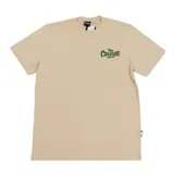 Remera de manga corta color beige, con cuello redondo y estampa pequeña en el pecho con el logo de la marca en color verde.