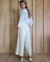 Pantalón capri de jean celeste, de corte amplio y tiro alto.