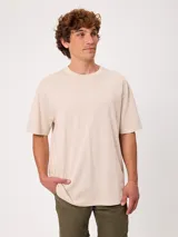 Remera Rusty de manga corta y cuello redondo, corte holgado (loose fit), confeccionada en 100% algodón.