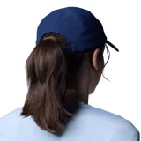 Gorra técnica azul marino con paneles perforados láser en los laterales y el logo de Columbia impreso en el frente.