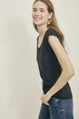 Remera negra de algodón peinado con escote en V y detalle de calado en el borde.