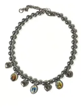 Collar de perlas de hematita con cadena de acero inoxidable, adornado con dijes colgantes en forma de corazón y medallas ovaladas con imágenes religiosas.