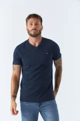 Remera básica de hombre con escote en V y manga corta. Presenta un diseño liso con logo bordado en el pecho.