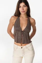 Top halter tejido de punto con hilos de lurex en color marrón, escote en V pronunciado y cierre delantero con tiras para anudar.