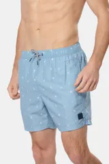 Short de baño azul con estampado de veleros blancos, cintura elástica con cordón ajustable, dos bolsillos laterales y suspensor de malla fina.