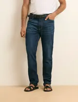 Pantalón de jean azul corte slim de cinco bolsillos, con diseño clásico y acabado deslavado.