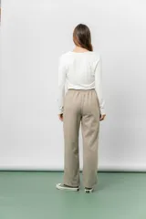 Pantalón deportivo de corte wide leg con caída relajada. Presenta cintura elastizada con cordón ajustable, bolsillos laterales y un interior frizado para mayor abrigo.