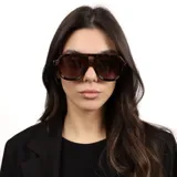 Lentes de sol estilo aviador con marco grueso de acetato negro y cristales oscuros polarizados con protección UV400.