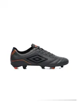 Championes de fútbol Umbro modelo Classico III HG para hombre, color azul marino con detalles y logo en naranja. Presentan una suela con tapones moldeados fijos (HG) para césped firme.
