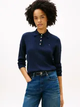 Sweater azul marino de punto trenzado de puro algodón, con cuello tipo polo, hombros caídos y cierre frontal de cuatro botones dorados.