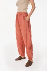 Pantalón de lino italiano color terracota, de corte relajado y fluido con cintura elástica fruncida.
