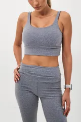 Top deportivo gris con espalda cuadrada, corte ancho debajo del busto y padding desmontable.