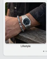 Pulsera elástica compuesta por cuentas de piedra natural Jaspe Larvikita en tonos grises, intercaladas con separadores cilíndricos de acero.