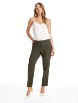 Pantalón de vestir corte slim color verde militar, con cierre frontal, bolsillos laterales con detalle plisado y bolsillos traseros tipo ojal.