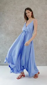 Vestido solera largo de seda color fucsia, con escote en V pronunciado en el frente y la espalda, y cintura elastizada.