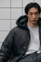 Campera acolchada de corte holgado, repelente al agua y rompevientos. Cuenta con capucha ajustable con cordón, cierre frontal, hombros caídos, puños elásticos y bolsillos delanteros.