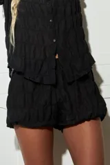 Short de gasa con diseño tipo globo, presenta elástico en la cintura y en los ruedos de las piernas para un efecto abullonado.