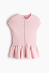Saco ajustado en punto fino suave, color rosado, con cuello redondo, manga corta, hilera de botones al frente y peplum acampanado.