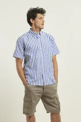 Camisa de manga corta con estampado de rayas verticales en azul y blanco, cuello abotonado y bolsillo frontal en el pecho.