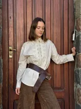 Faja de cuero de diseño ancho y envolvente, ideal para marcar la silueta y complementar diversos estilos.