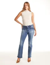 Jean bootcut azul de la marca Sound Style, con tiro medio, pierna recta y terminación bootcut. Tiene pretina con pasadores, botón y cierre, y bolsillos delanteros y traseros.